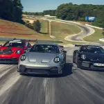 ポルシェ911GT2 RS「マンタイキット」装着車～レッド、シルバー、ブラック～走行（正面）