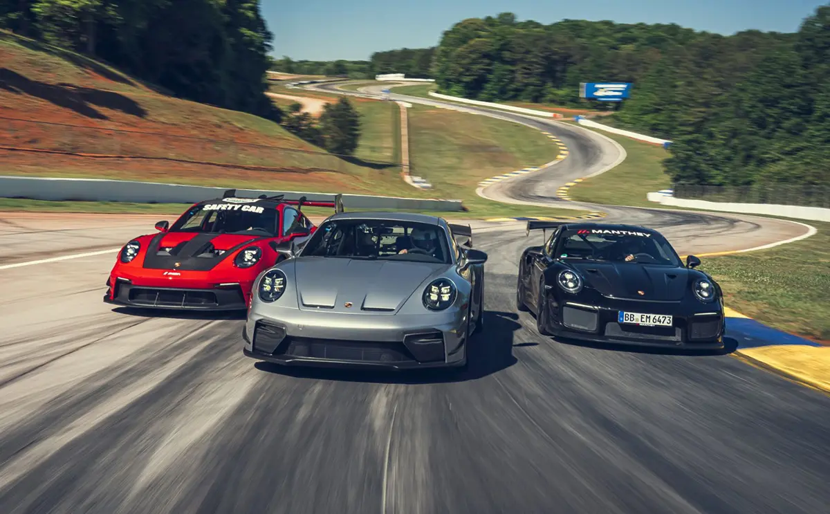 ポルシェ911GT2 RS「マンタイキット」装着車～レッド、シルバー、ブラック～走行（正面）