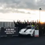 ニュルブルクリンクにて、マンタイキットを装着し「記録を達成した」ポルシェ911 GT3