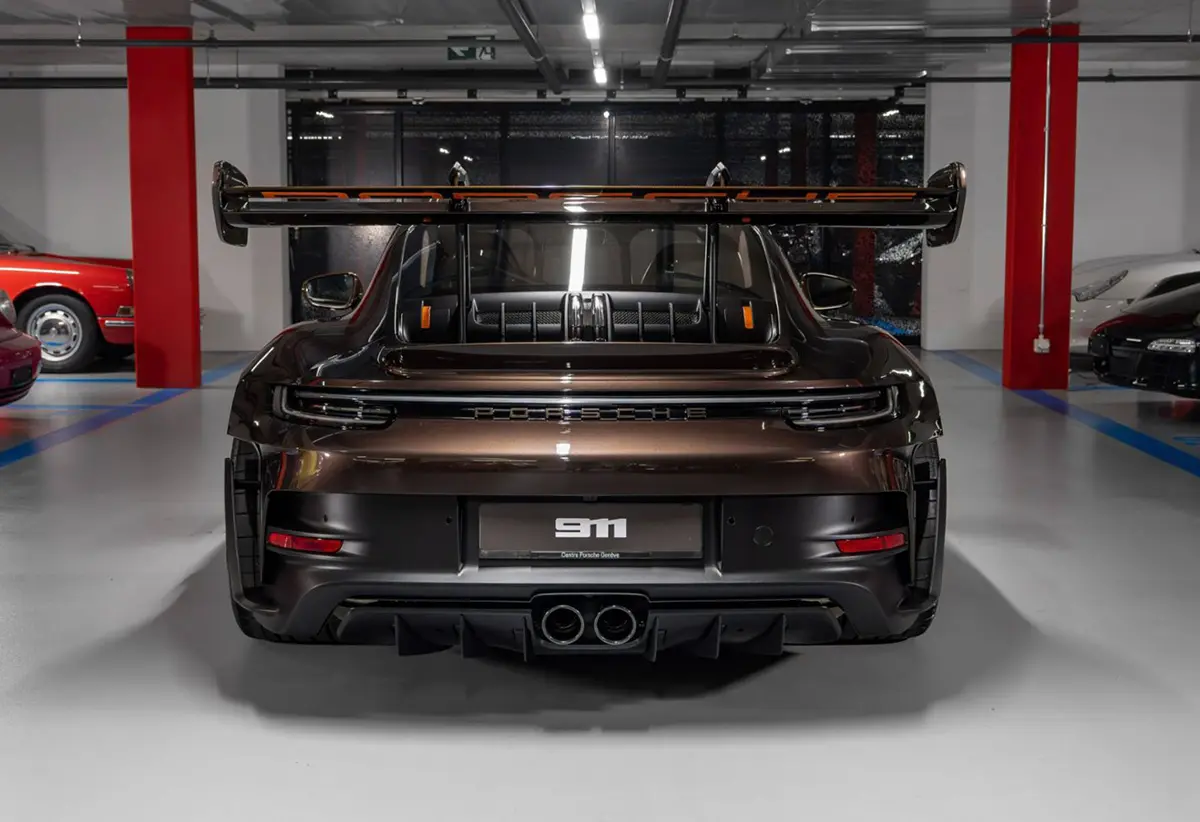 ポルシェのパーソナリゼーションプログラム、ソンダーヴンシュにて仕上げたブラウンの911GT3RS～リア