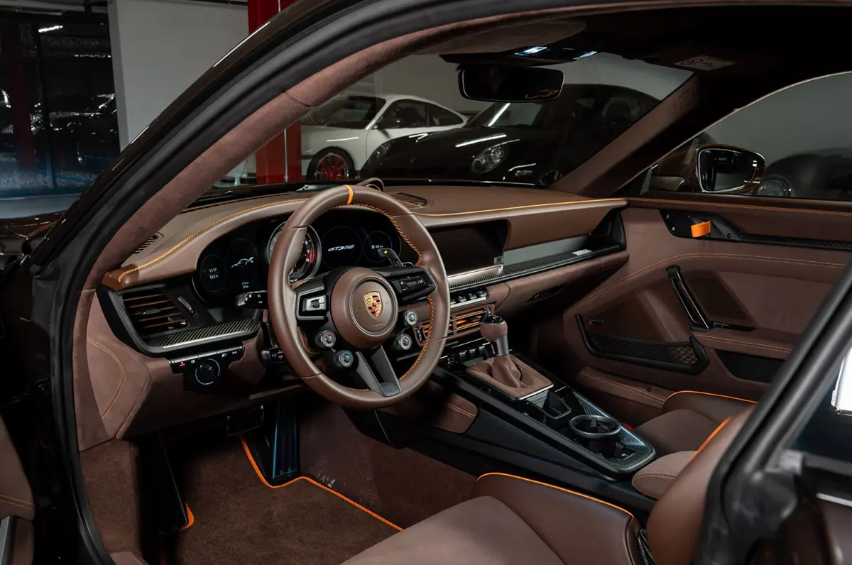 ポルシェのパーソナリゼーションプログラム、ソンダーヴンシュにて仕上げたブラウンの911GT3RS～インテリア全景