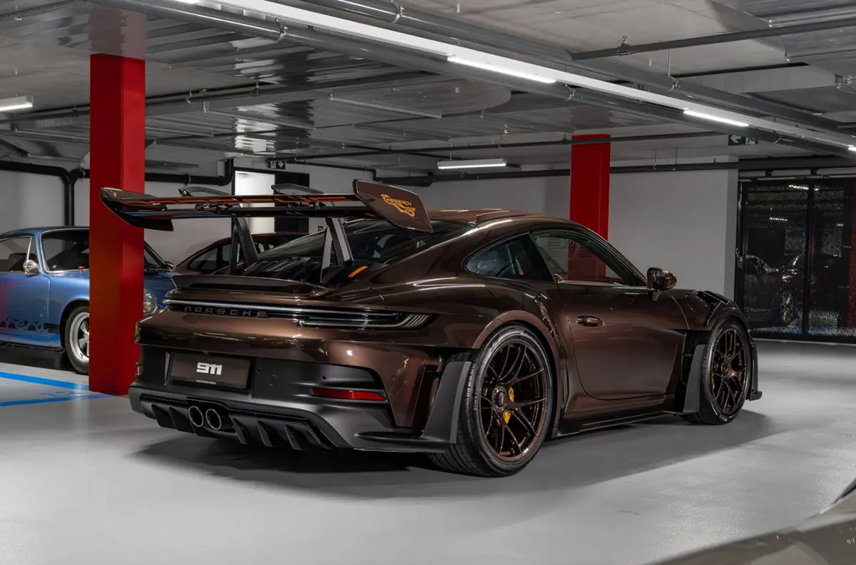 ポルシェのパーソナリゼーションプログラム、ソンダーヴンシュにて仕上げたブラウンの911GT3RS～エクステリア全景（リア）