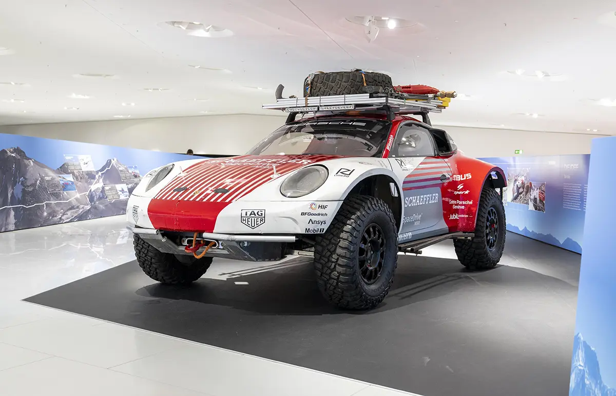 ポルシェミュージアムに展示される「最高高度到達車両」としての911（フロント、全景）