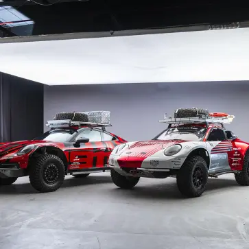 ポルシェミュージアムに展示される「最高高度到達車両」としての911（フロント、全景）