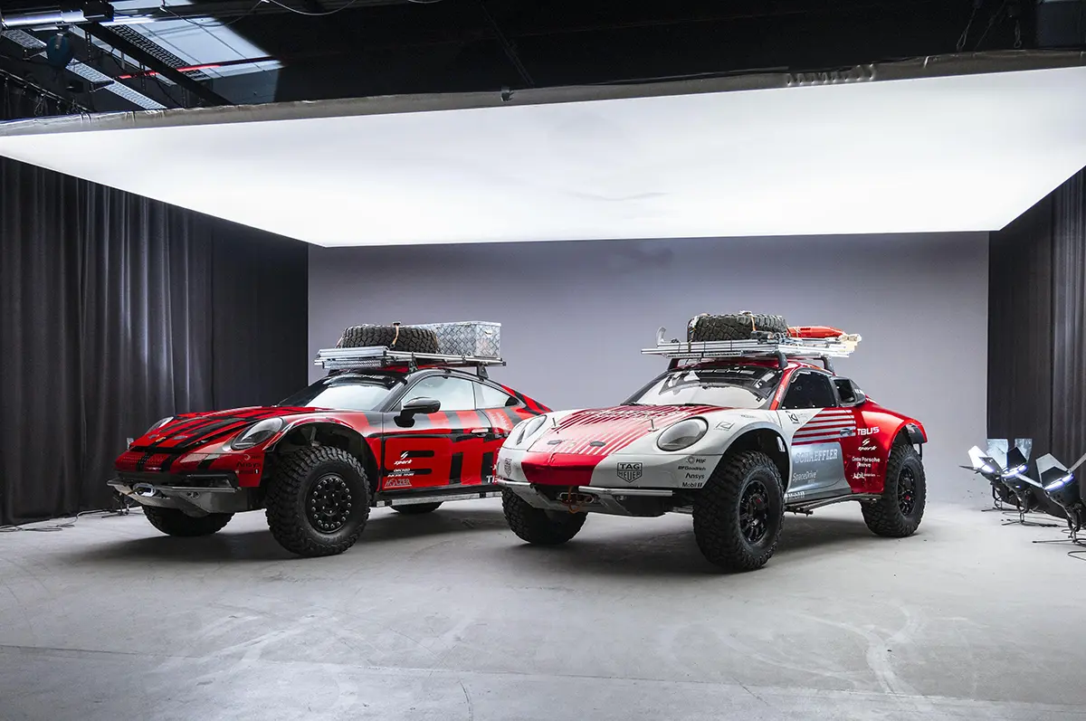 ポルシェミュージアムに展示される「最高高度到達車両」としての911（フロント、全景）