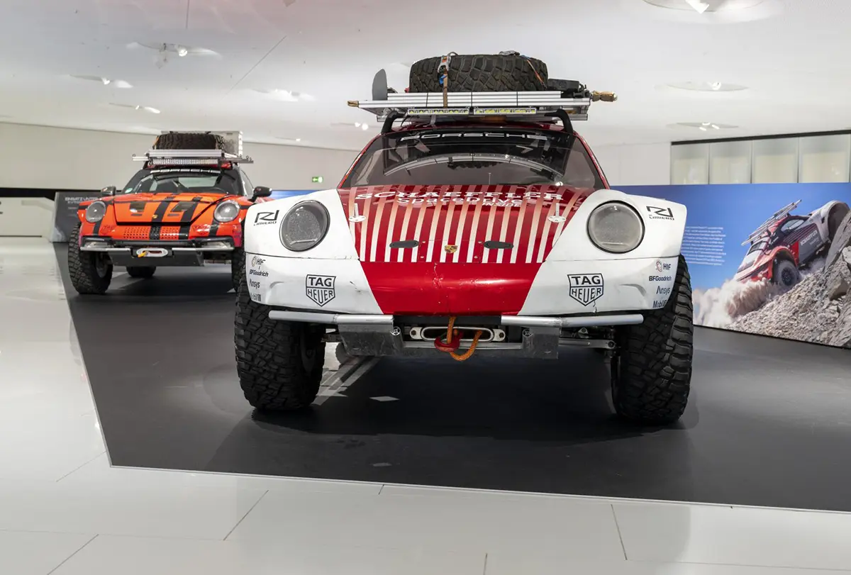 ポルシェミュージアムに展示される「最高高度到達車両」としての911（フロント）