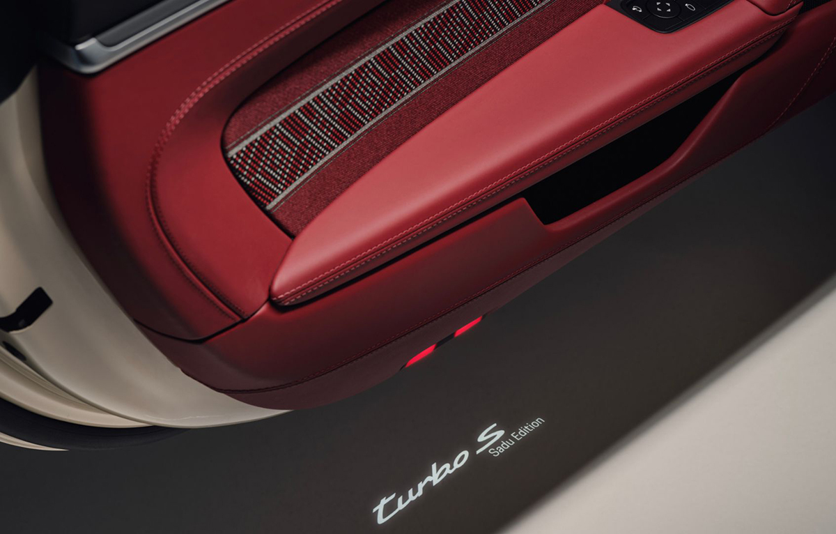 ポルシェ911ターボ「サドゥ・エディション」のインテリア～ドアパネル