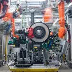 ポルシェのライプツィヒ工場で行われるアクスル（車軸）の製造と検査風景