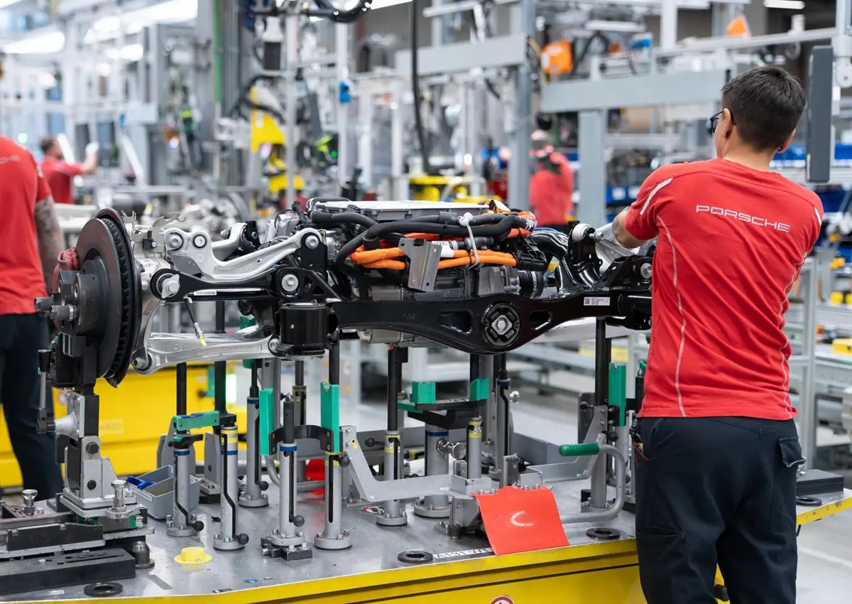 ポルシェのライプツィヒ工場で行われるアクスル（車軸）の製造と検査風景