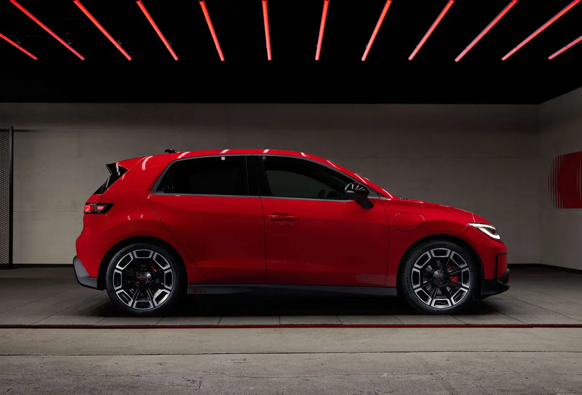 フォルクスワーゲン（VW）ポロGTI（レッド）のサイド