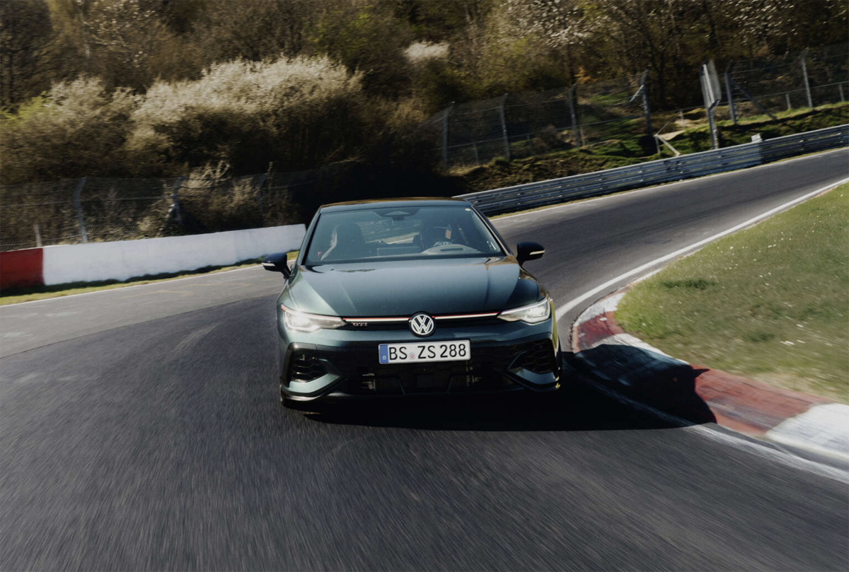 ニュルブルクリンクを走るフォルクスワーゲン ゴルフGTI「エディション50」〜グリーン