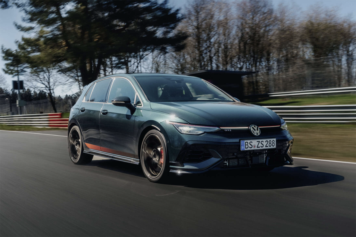 ニュルブルクリンクを走るフォルクスワーゲン ゴルフGTI「エディション50」〜グリーン