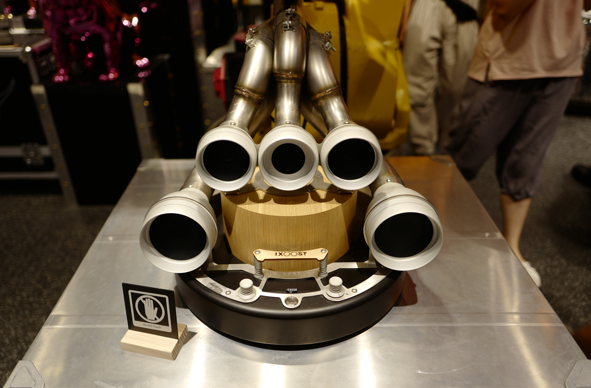 エキゾーストシステムを模したスピーカー