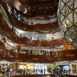 香港の高級ショッピングセンター、K11のホール