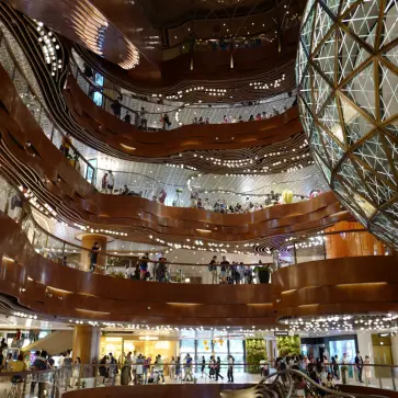 香港の高級ショッピングセンター、K11のホール
