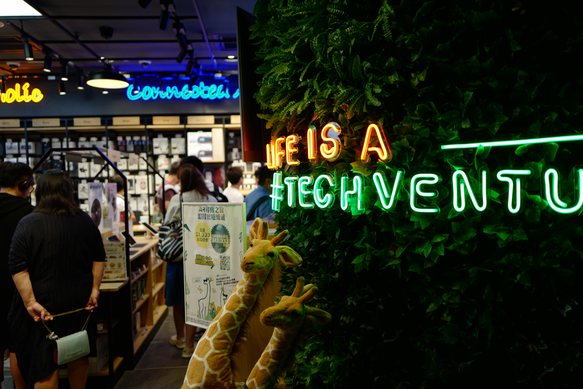 香港のショッピングモール、K11の店内にて