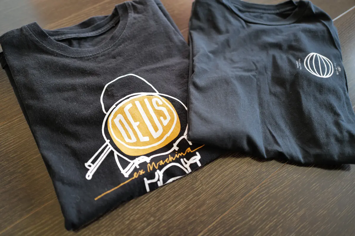 デウス・エクス・マキナ、サタデーズ・NYCのTシャツ