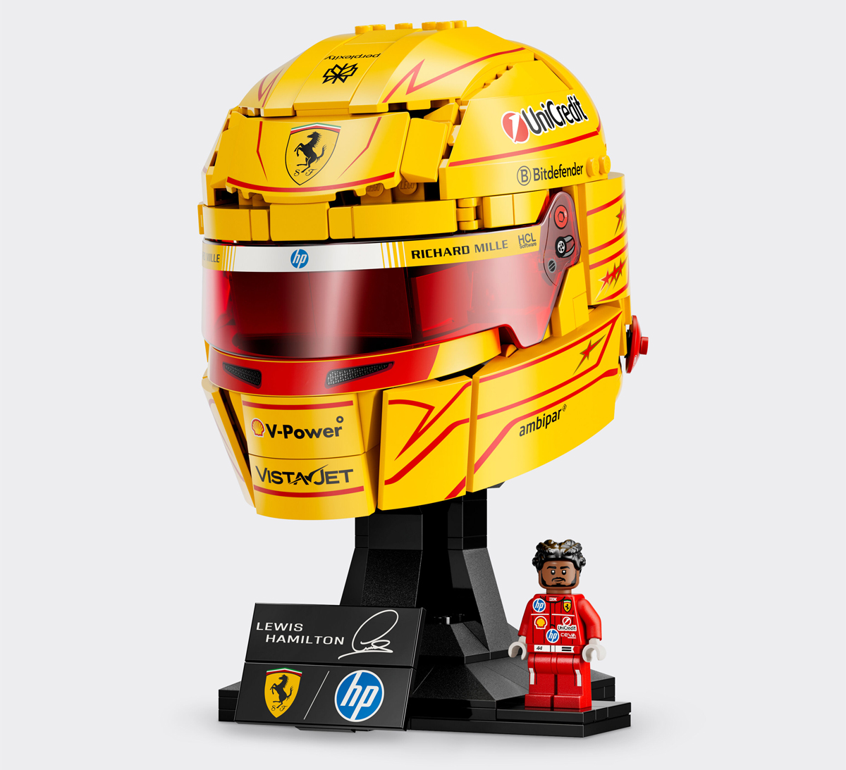 フェラーリとレゴとのコラボレーションによる、ルイス・ハミルトンのヘルメット(フィギュア付き)