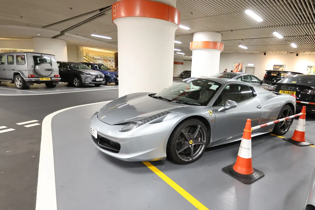 香港を走るフェラーリ458イタリア