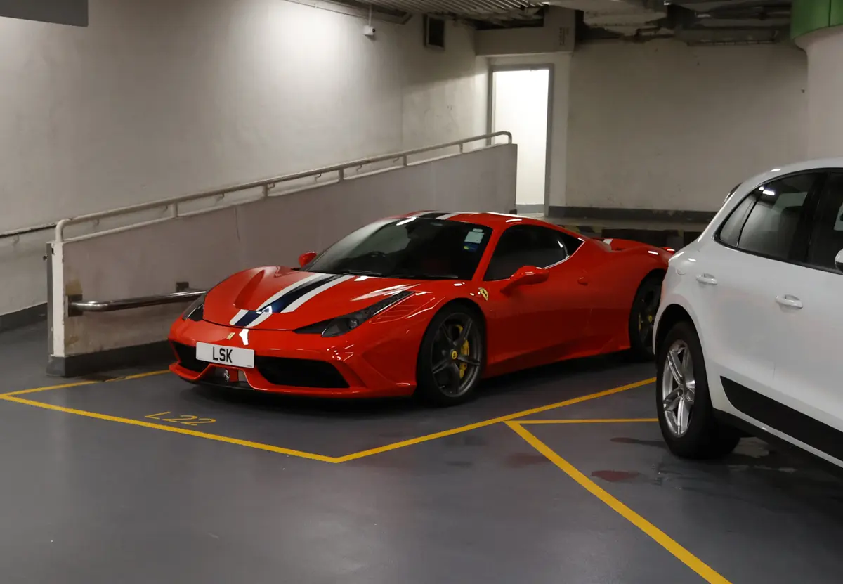 香港を走るフェラーリ458スペチアーレ