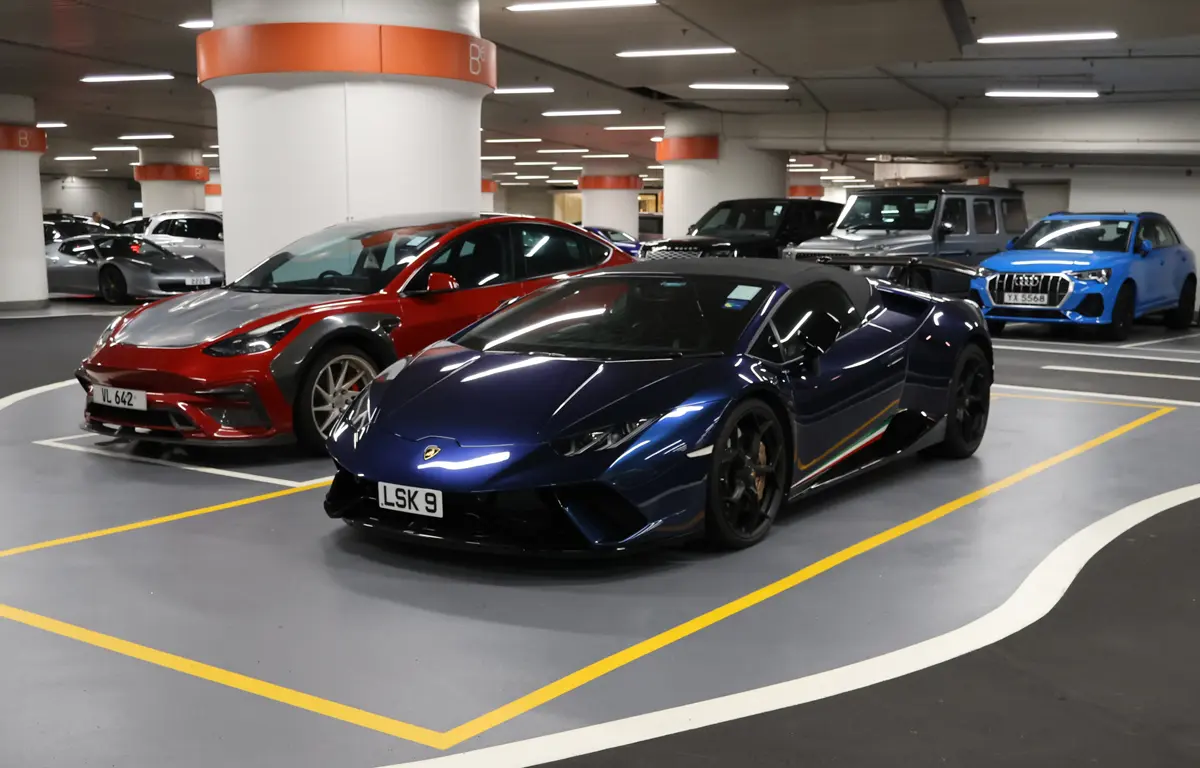 香港の駐車場に停車するランボルギーニ・ウラカン・ペルフォルマンテ・スパイダー