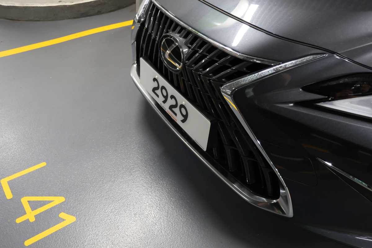 「2929」ナンバーを付けたレクサス