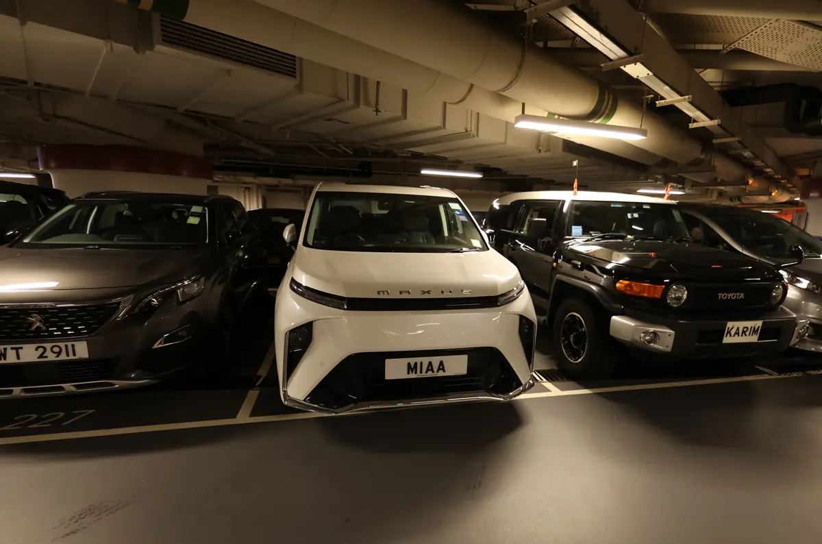 香港の駐車場に停車するマクサス