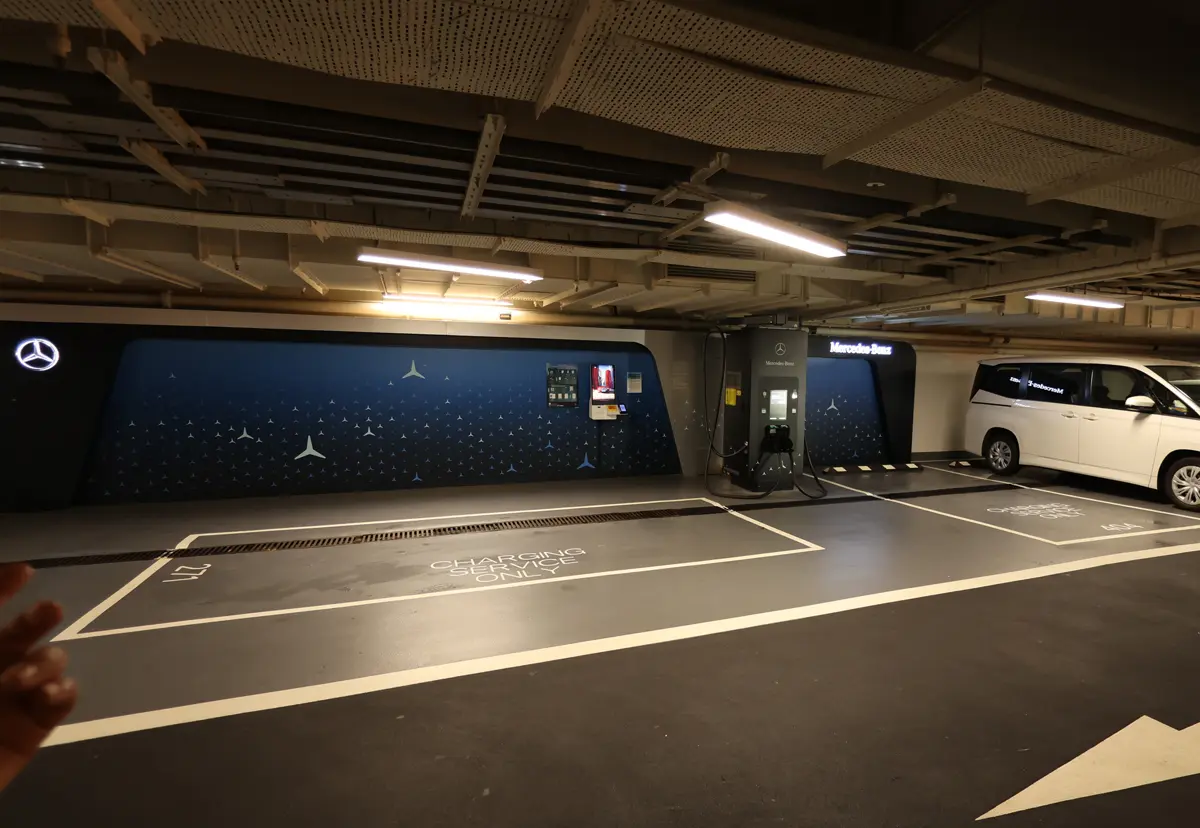 香港の駐車場内にあるメルセデス・ベンツのEV充電スタンド