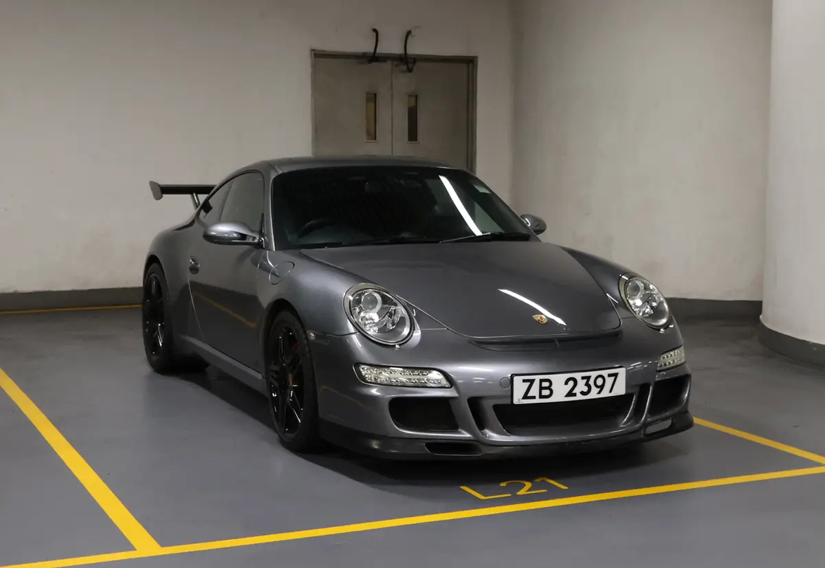 香港の駐車場に停車するポルシェ911GT3