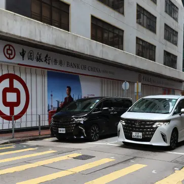香港を走るトヨタ アルファード