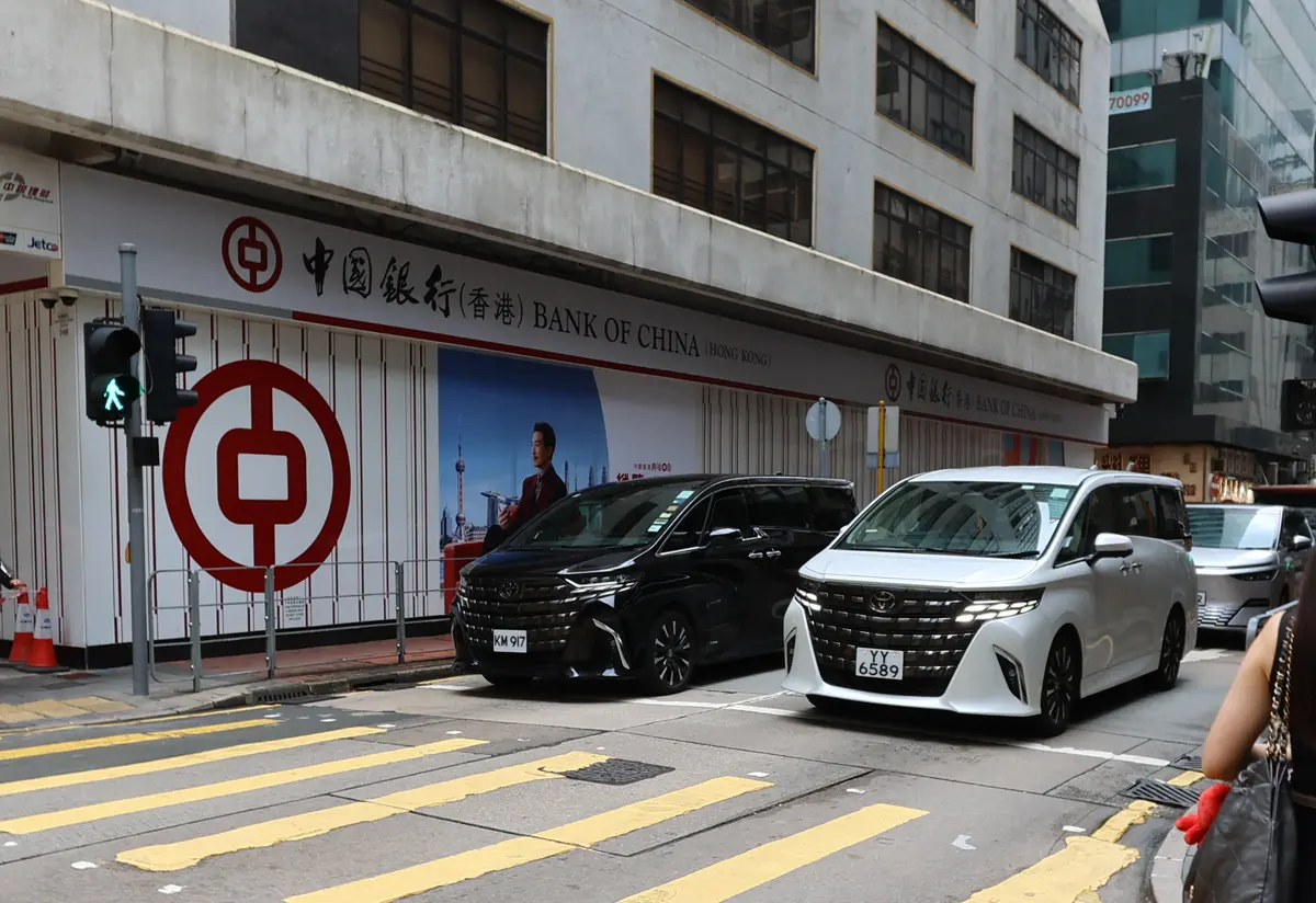 香港を走るトヨタ アルファード