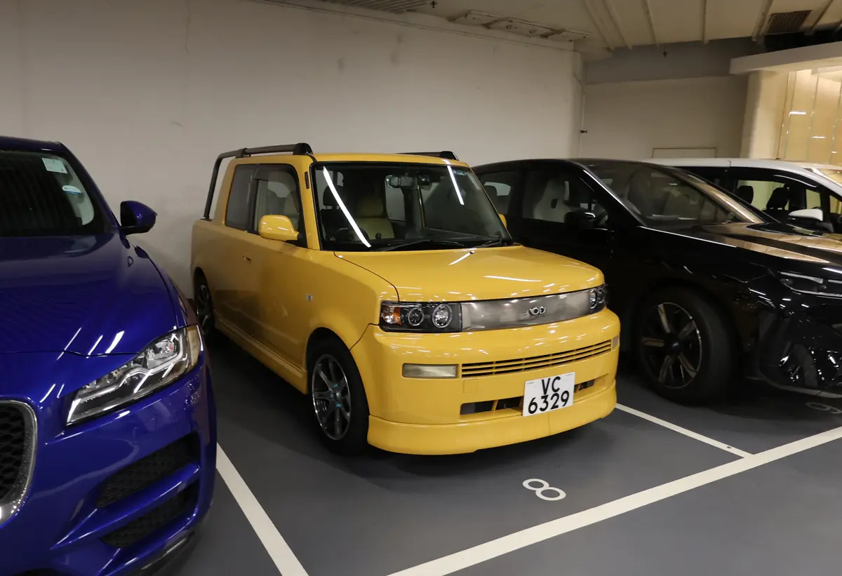 香港の駐車場に停車するトヨタBBオープンデッキ