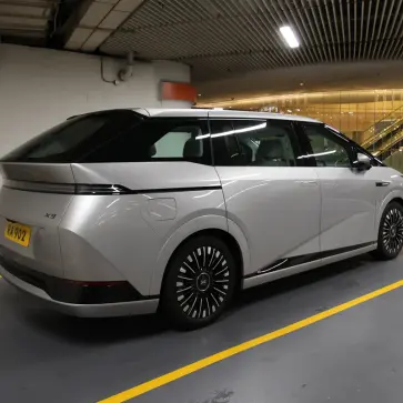 香港の駐車場に停車するシャオペンのEV