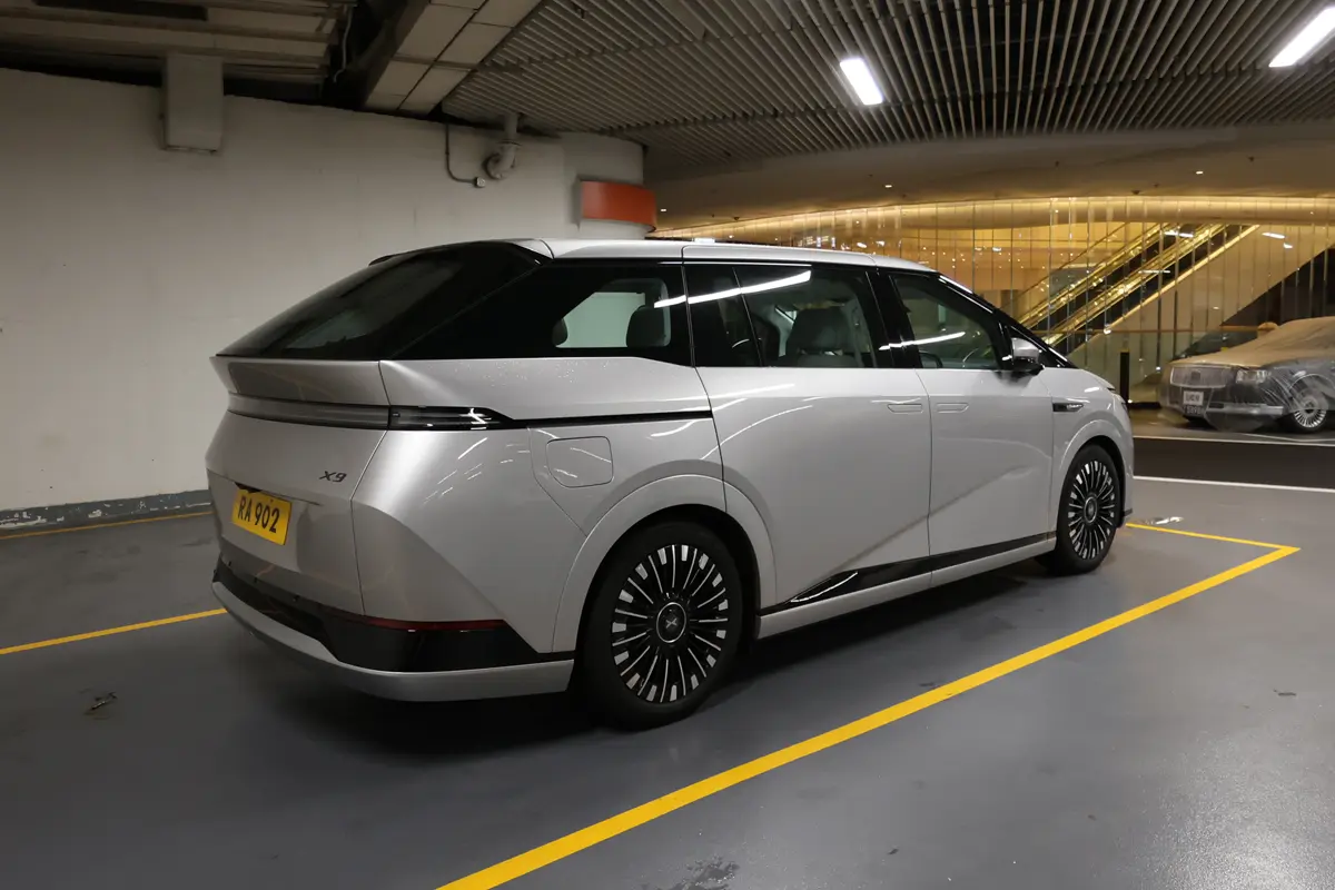 香港の駐車場に停車するシャオペンのEV