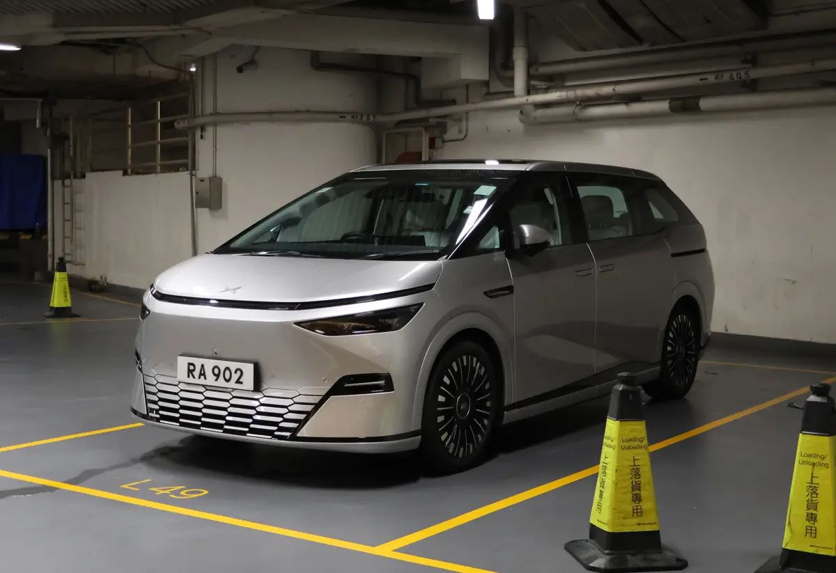 香港の駐車場に停車するシャオペンのEV