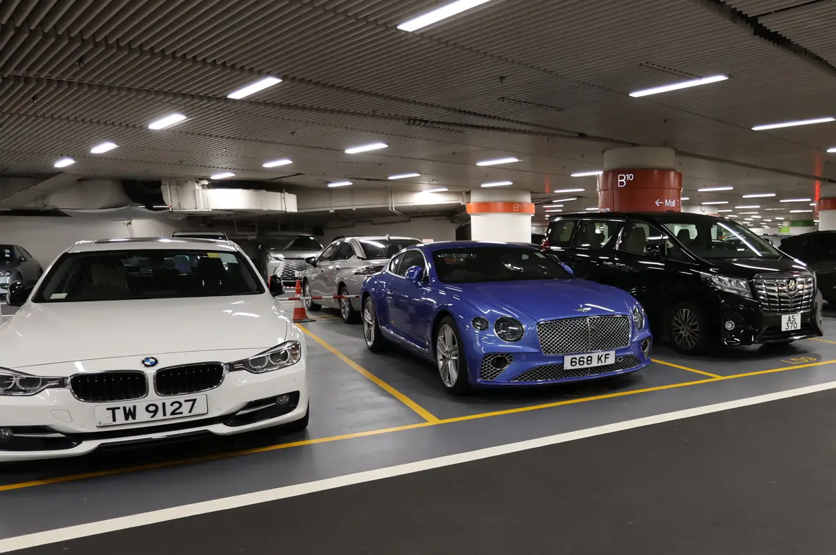 香港のショッピングセンターに駐車中のベントレー