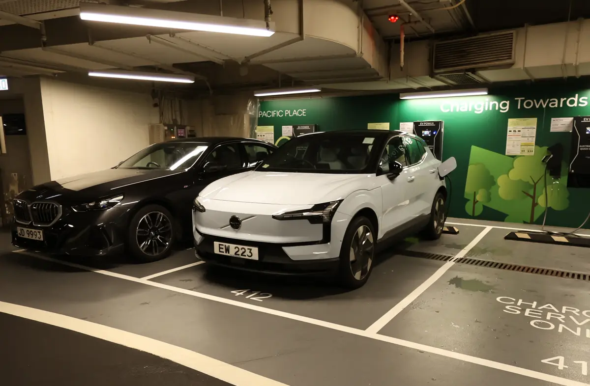 香港の駐車場に停車するボルボ