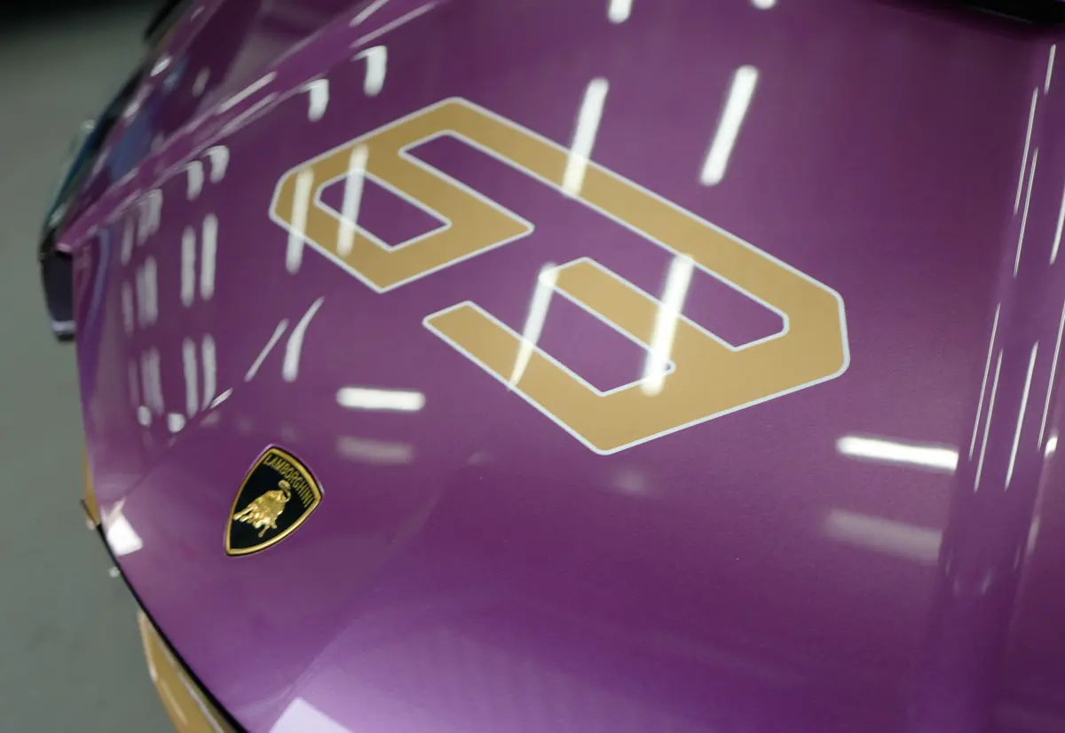 ランボルギーニ・シアンとフード上に描かれた「63」
