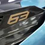 ランボルギーニ・シアンとウイングに描かれた「63」