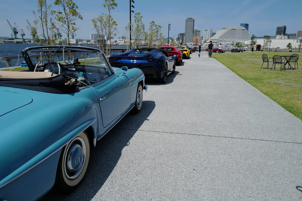 ブルーのメルセデス・ベンツ190SL