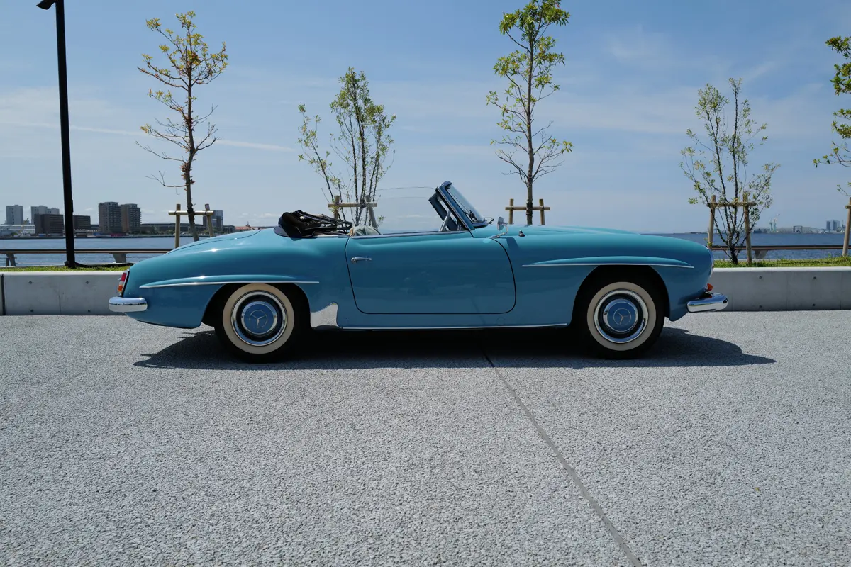ブルーのメルセデス・ベンツ190SL