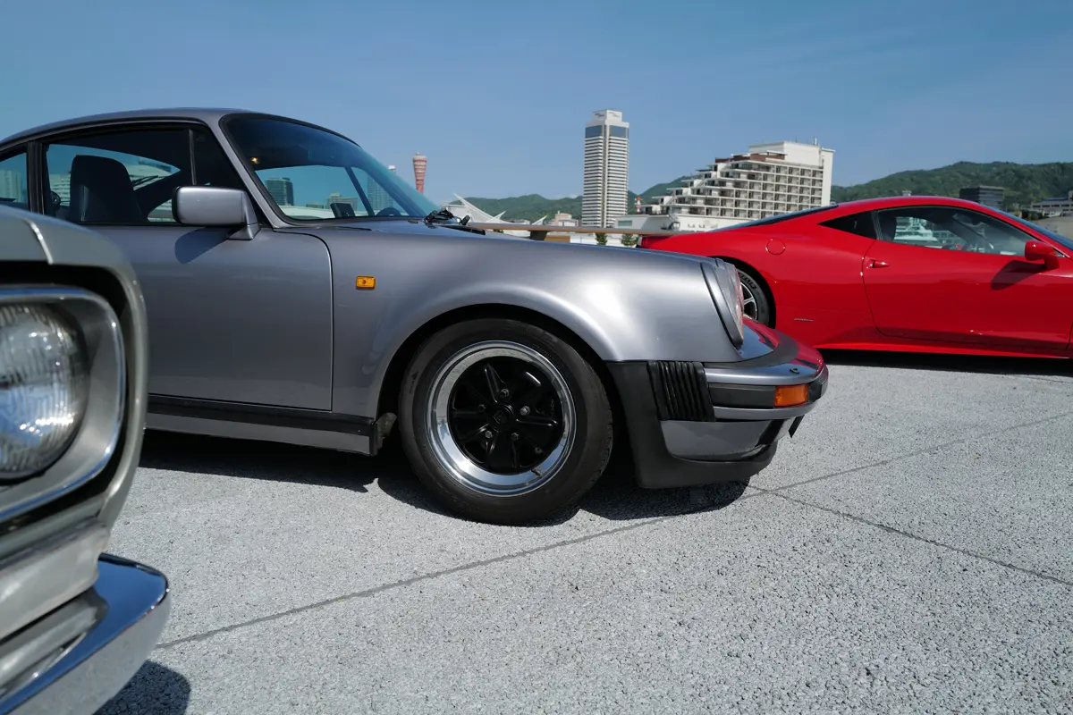 メタリックグレーのポルシェ930ターボ