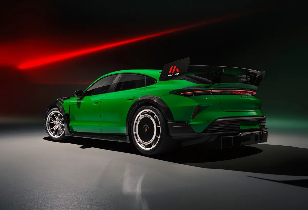 ポルシェ タイカン ターボGT「マンタイキット」装着状態〜リア（グリーン、静止）