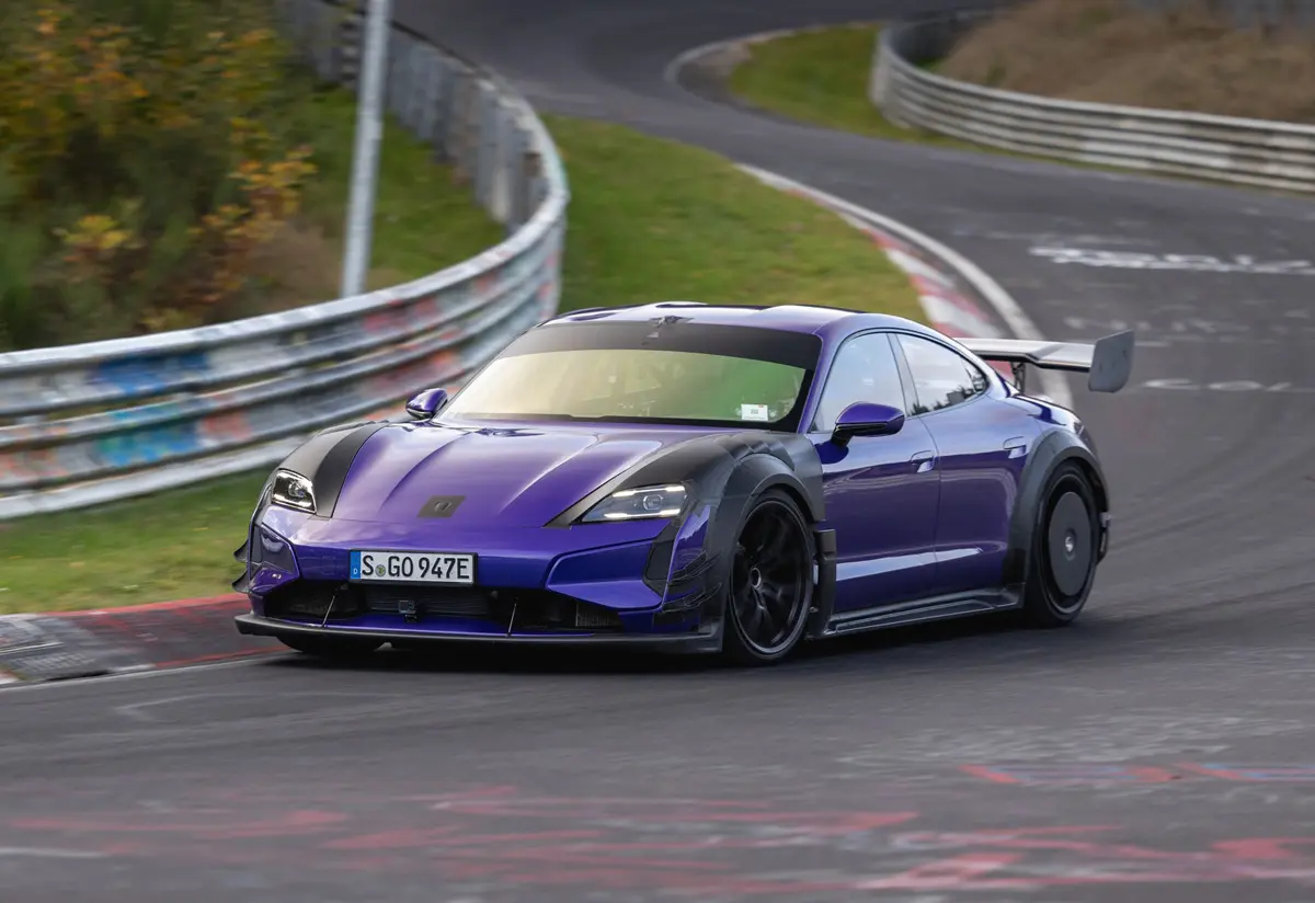 ポルシェ タイカン ターボGT「マンタイキット」装着状態〜フロント（ブルー、走行）