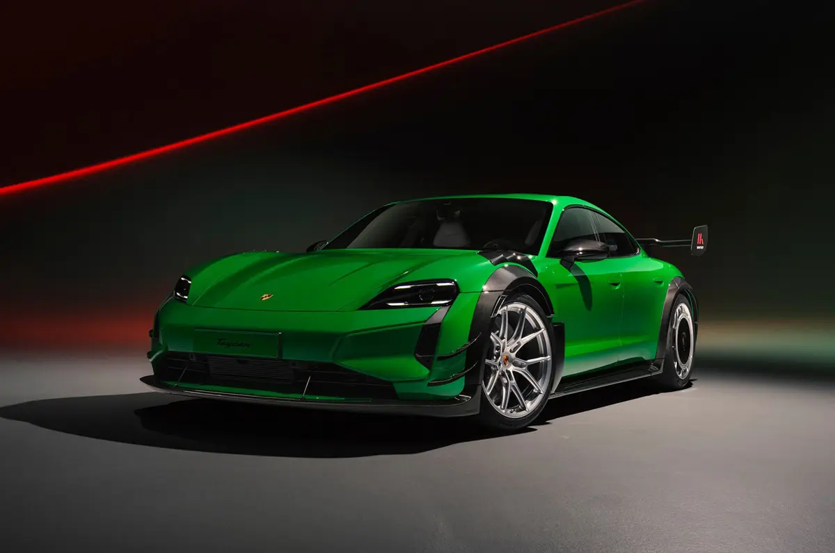 ポルシェ タイカン ターボGT「マンタイキット」装着状態〜フロント（グリーン、静止）