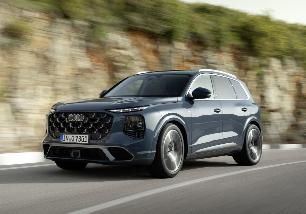 新型アウディQ7のフロント（走行、グレー）