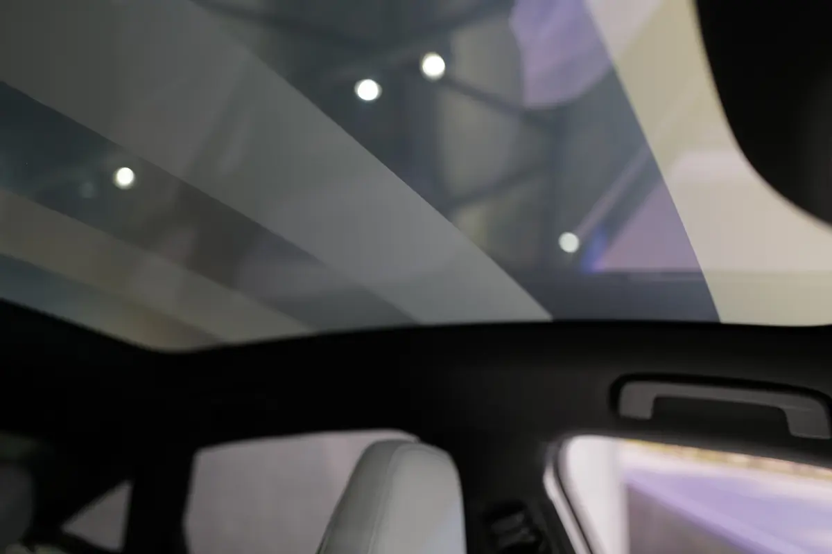 新型アウディA6のインテリア（ガラスルーフ）