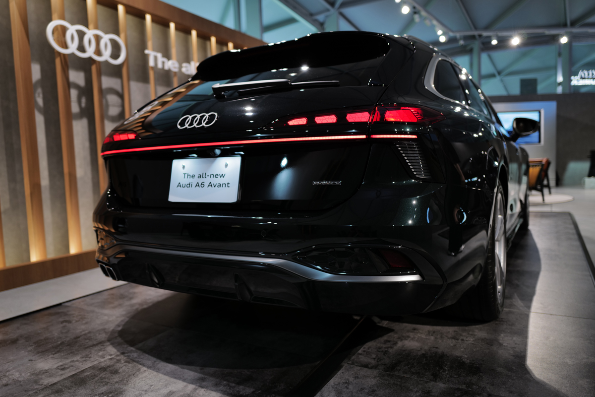 新型アウディA6アバントのエクステリア（ダークグリーン、リア）