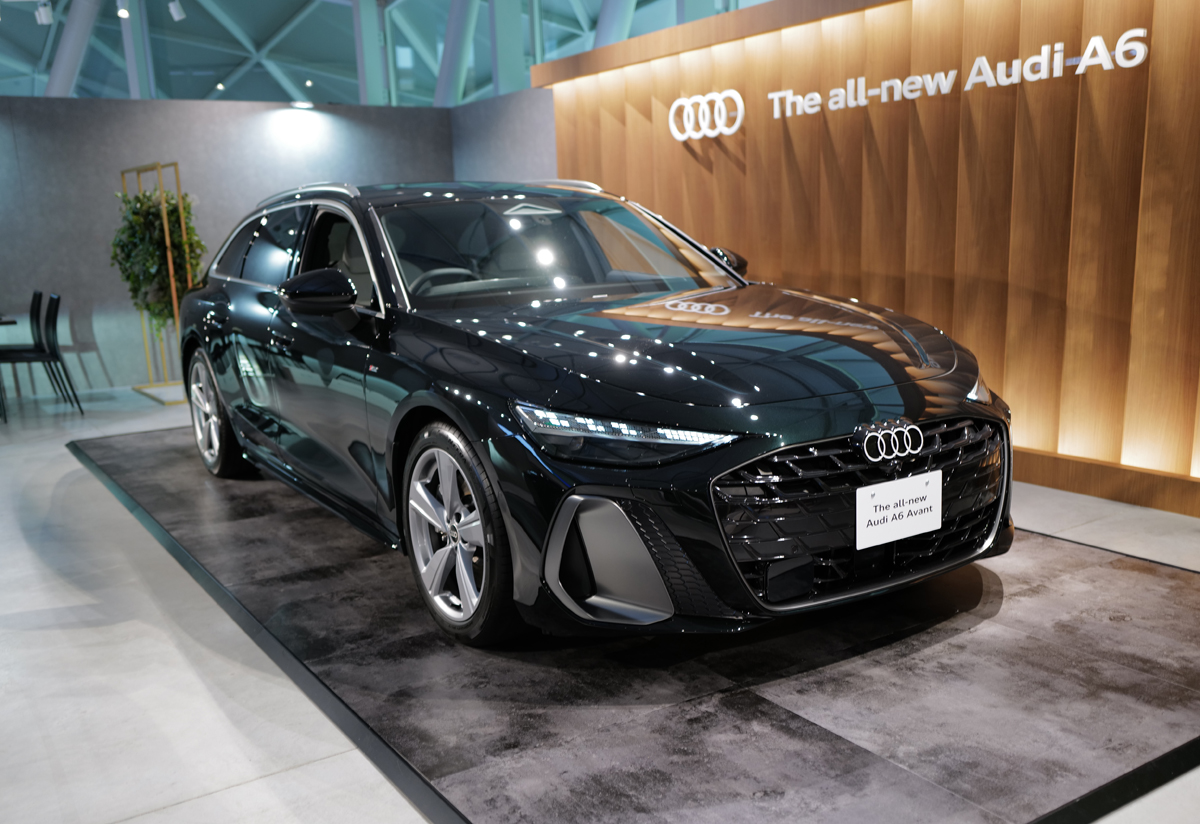 新型アウディA6アバントのエクステリア（ダークグリーン、フロント）