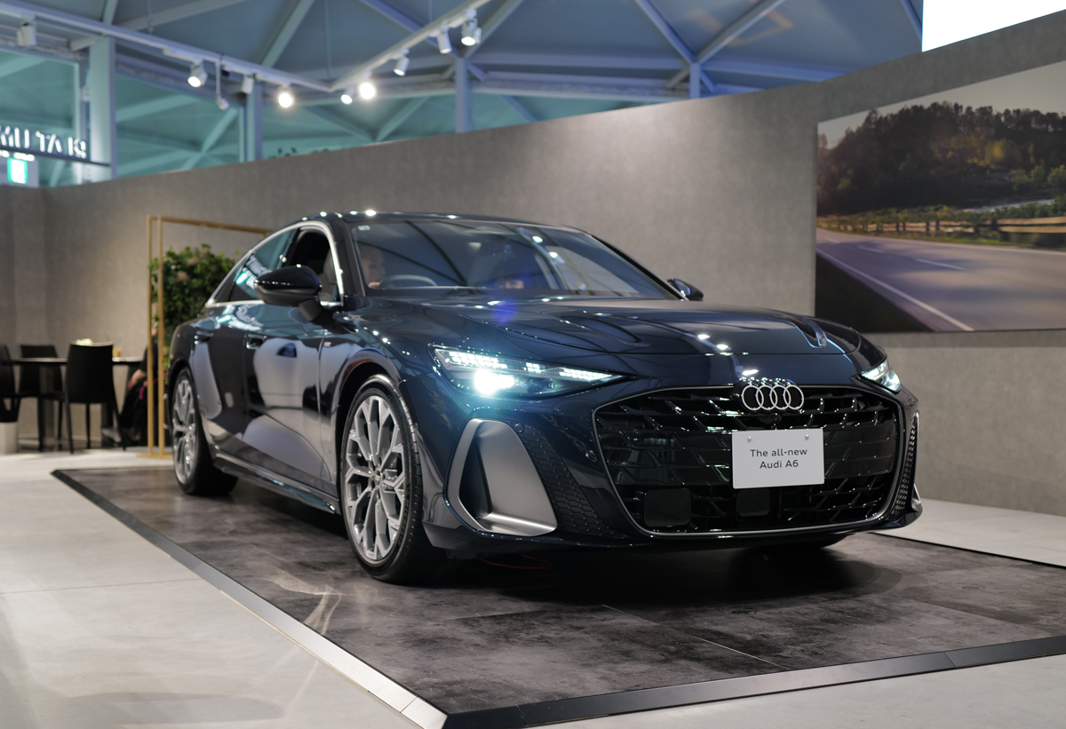 新型アウディA6のエクステリア（ダークブルー、フロント）